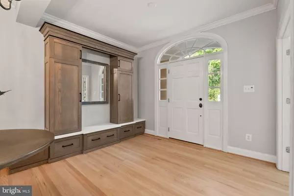 Arlington, VA 22207,2708 24TH ST N