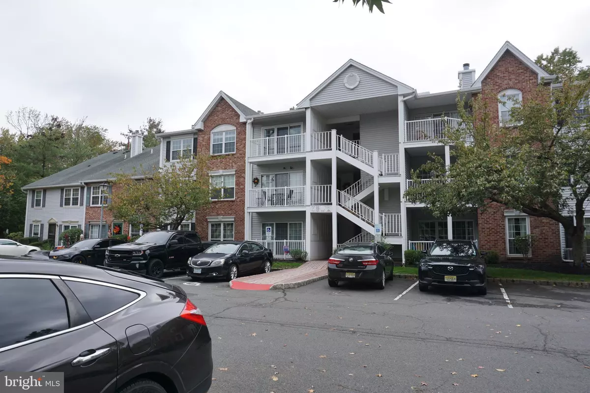 Hamilton, NJ 08619,80 VERSAILLES CT