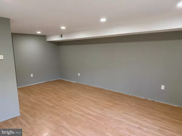 Philadelphia, PA 19115,9926 HALDEMAN AVE #111A