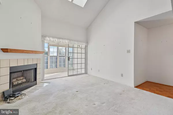 Fairfax, VA 22033,12100 GREEN LEAF CT #301