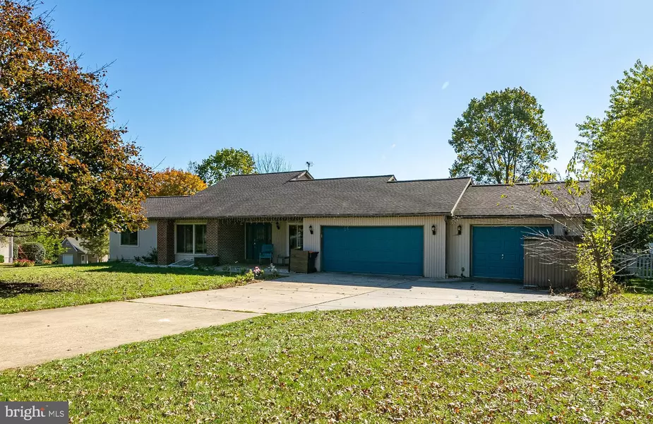 16 MELLON SCHOOL LN, Fleetwood, PA 19522