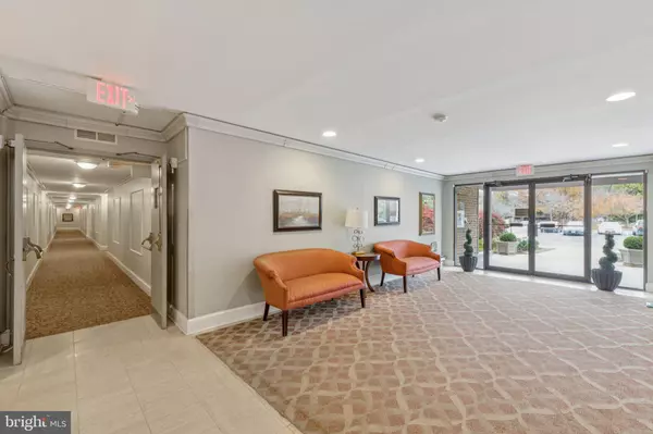 Oakton, VA 22124,2817 JERMANTOWN RD #108