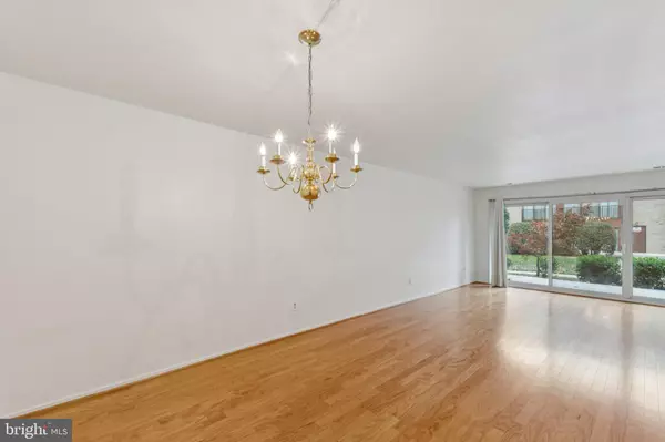 Oakton, VA 22124,2817 JERMANTOWN RD #108