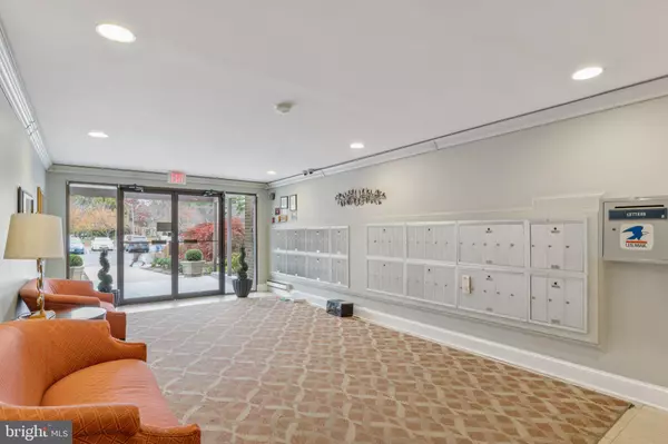 Oakton, VA 22124,2817 JERMANTOWN RD #108