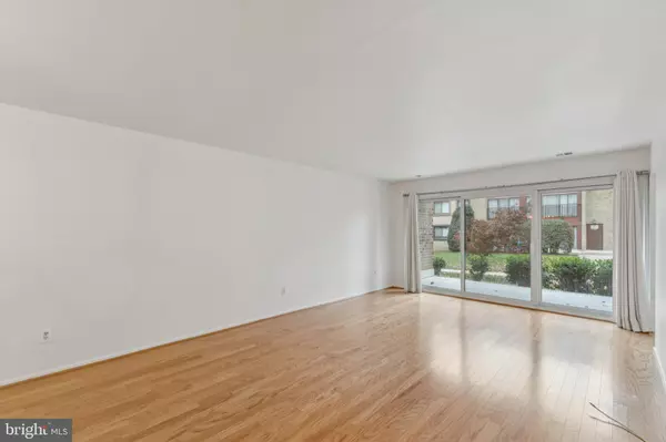 Oakton, VA 22124,2817 JERMANTOWN RD #108