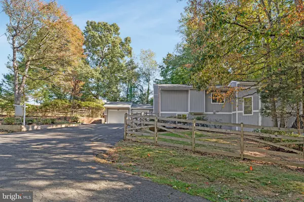 Manassas, VA 20112,8115 KING ARTHURS CT