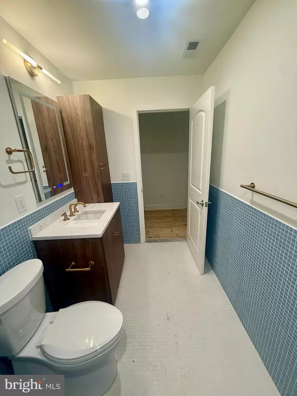 Philadelphia, PA 19103,1733-35 CHESTNUT ST #304