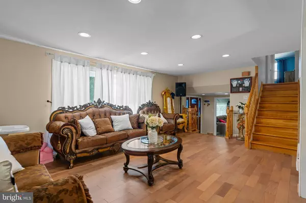 Philadelphia, PA 19116,807 LARKSPUR ST