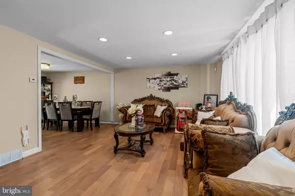 Philadelphia, PA 19116,807 LARKSPUR ST