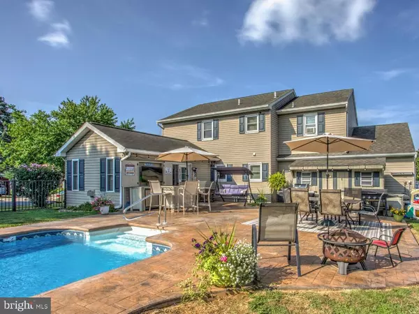 2 BROOKFIELD RD, Lititz, PA 17543