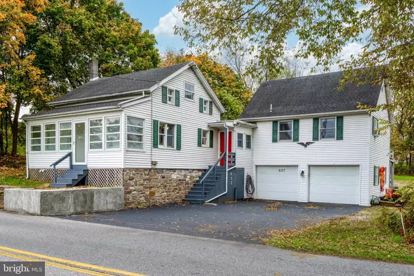 657 SINKING SPRINGS LN, Emigsville, PA 17318