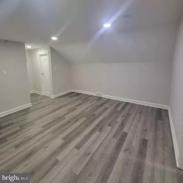 Mount Ephraim, NJ 08059,300 W KINGS HWY #APT D