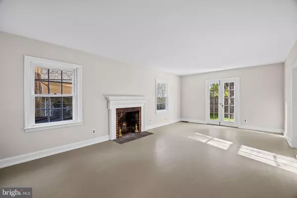 Philadelphia, PA 19119,715 E DORSET ST