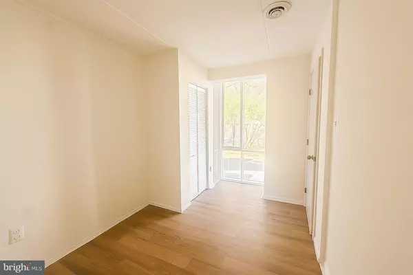 Alexandria, VA 22303,2626 FORT FARNSWORTH RD #200 (2B)