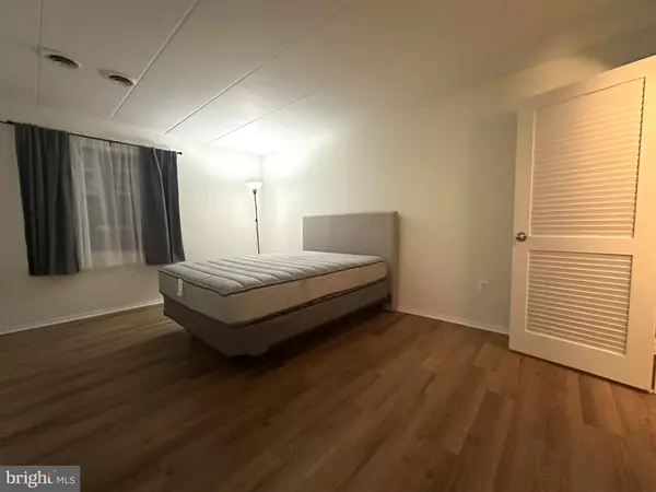 Alexandria, VA 22303,2626 FORT FARNSWORTH RD #200 (2B)