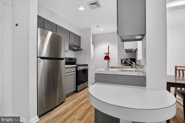 Arlington, VA 22203,900 N TAYLOR ST #2110