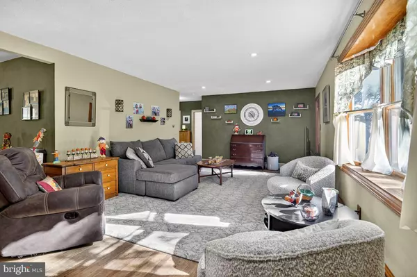 Hamilton, NJ 08619,18 MONROE DR