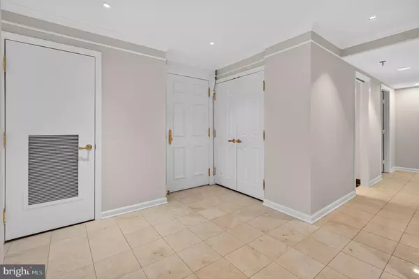 Bethesda, MD 20814,5450 WHITLEY PARK TER #311