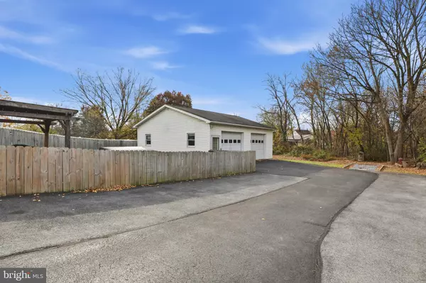 New Oxford, PA 17350,77 E LOCUST LN