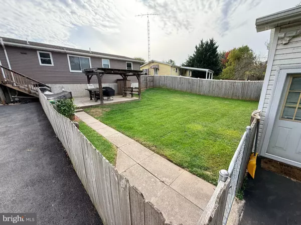 New Oxford, PA 17350,77 E LOCUST LN