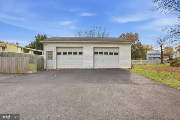 New Oxford, PA 17350,77 E LOCUST LN