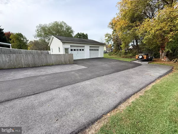 New Oxford, PA 17350,77 E LOCUST LN
