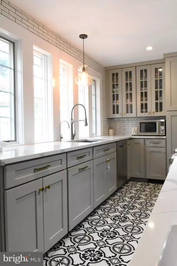 Ewing, NJ 08628,28 DELAWARE AVE