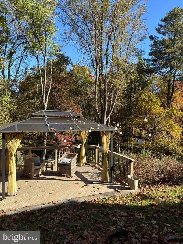 Vienna, VA 22181,9830 MEADOW VALLEY DR