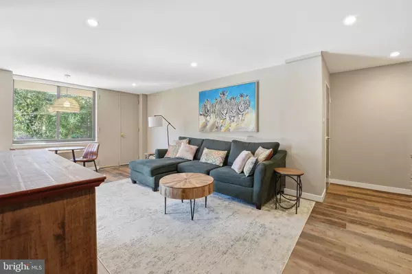 Arlington, VA 22207,4390 LORCOM LN #402