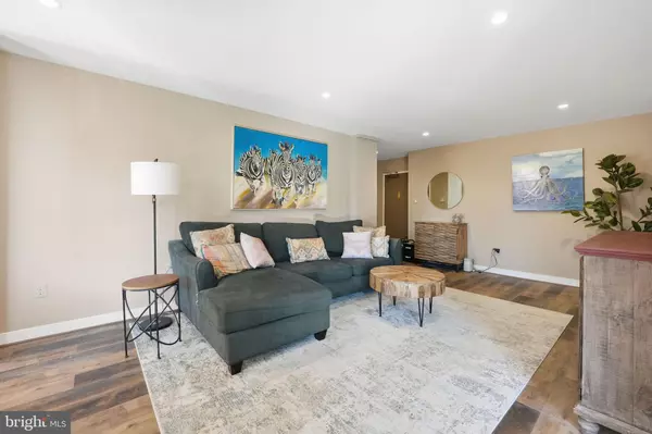 Arlington, VA 22207,4390 LORCOM LN #402