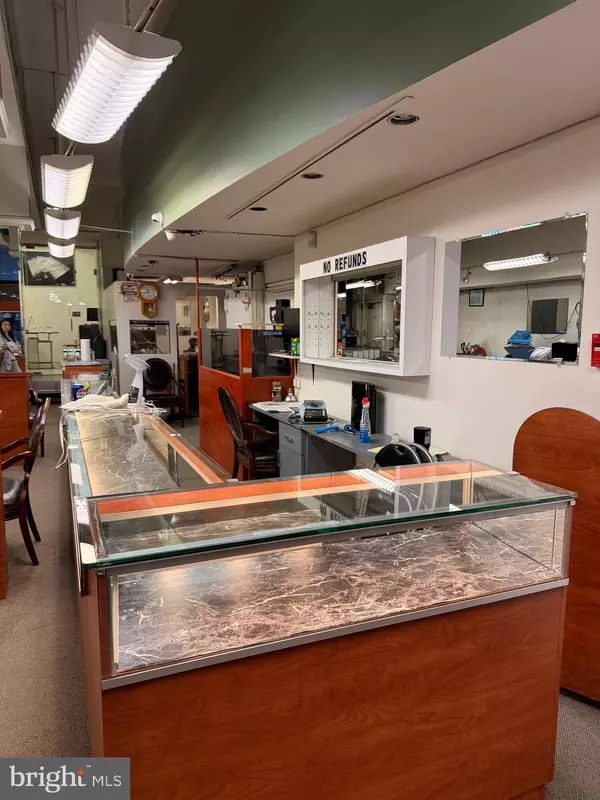 Philadelphia, PA 19107,104-6 S 8TH ST