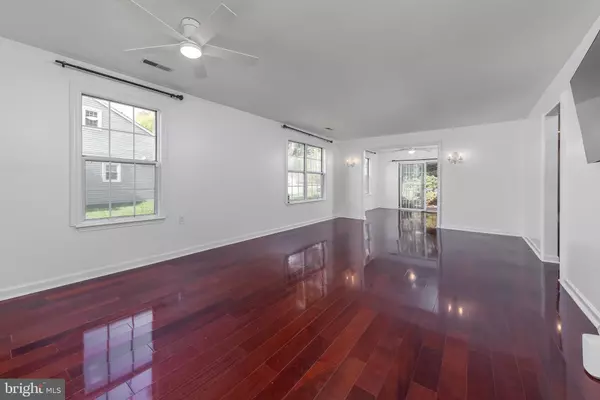 Deptford, NJ 08096,8 NILAND LN