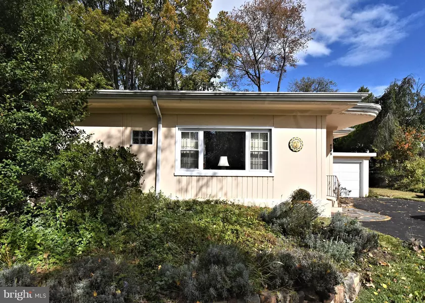 8105 HULL DR, Glenside, PA 19038