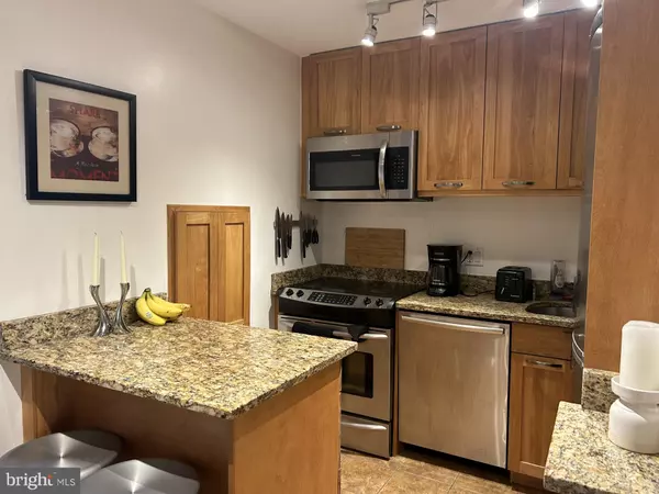 Washington, DC 20009,1800 R ST NW #808