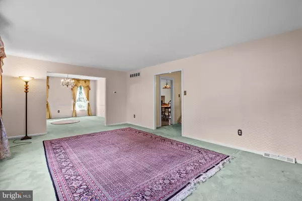 Washington Crossing, PA 18977,17 AVERSTONE DR E