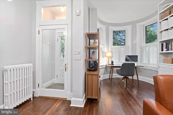 Washington, DC 20003,10 8TH ST SE