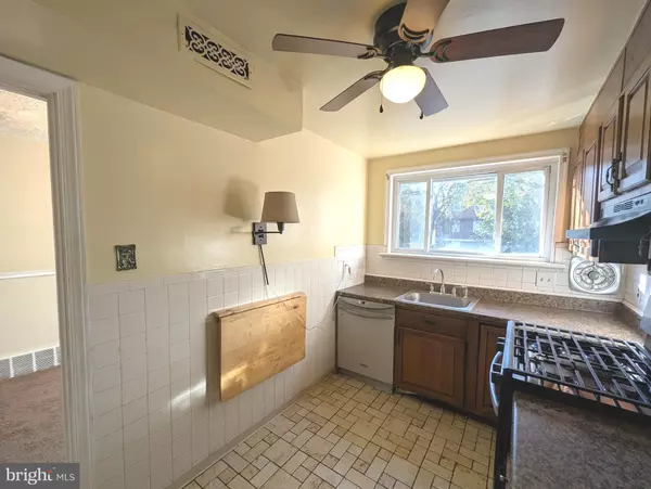 Philadelphia, PA 19120,6588 W WALNUT PARK DR