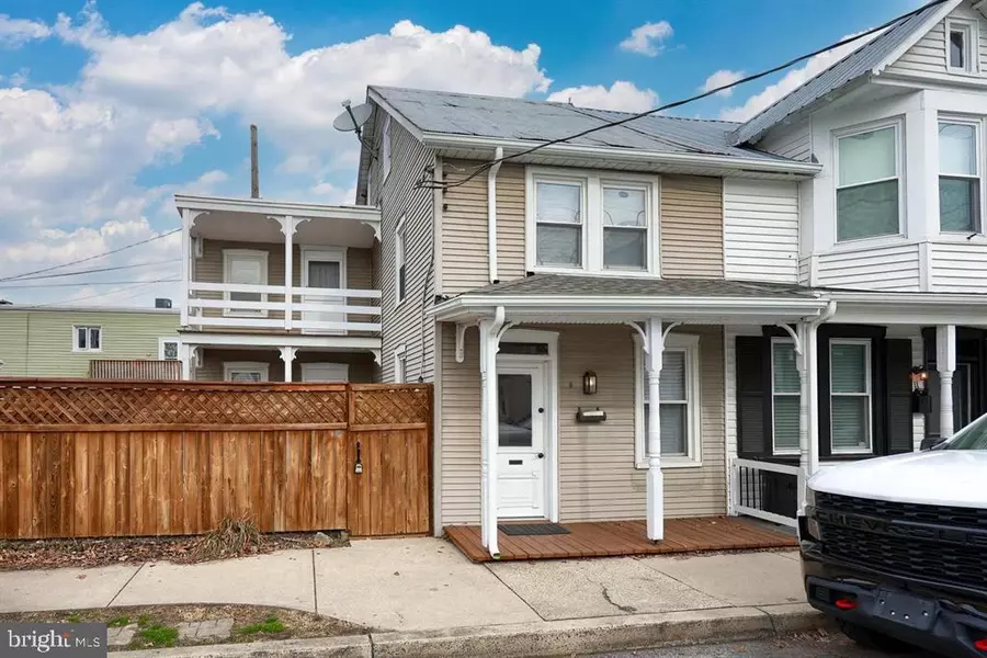 9 E ORANGE ST, Lititz, PA 17543