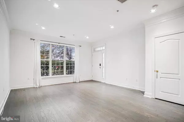 Falls Church, VA 22042,8085 GATEHOUSE RD #4