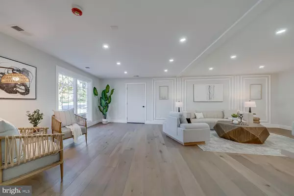 Mclean, VA 22101,1801 GREAT FALLS ST