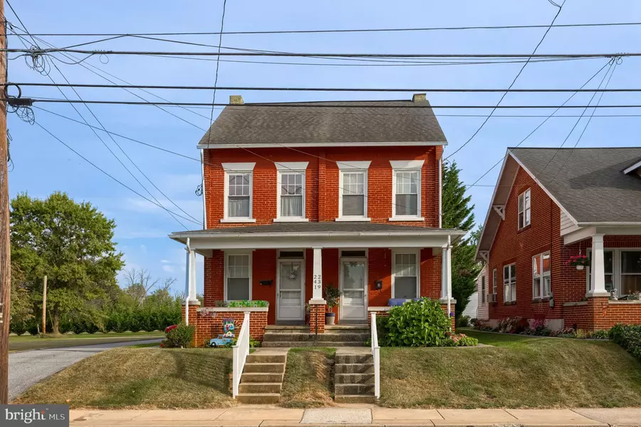 239 E HIGH ST, Manheim, PA 17545