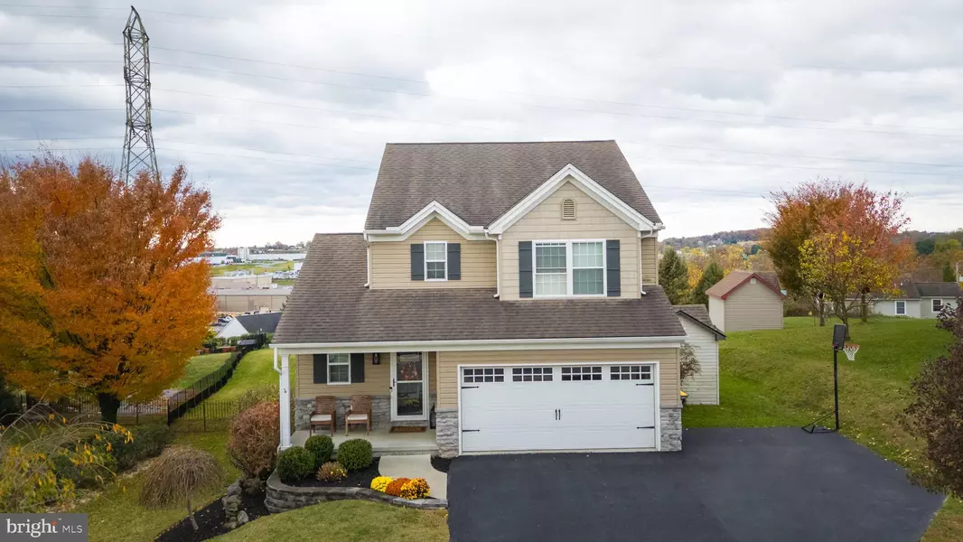 9 CIRCLE ROCK DR, Ephrata, PA 17522