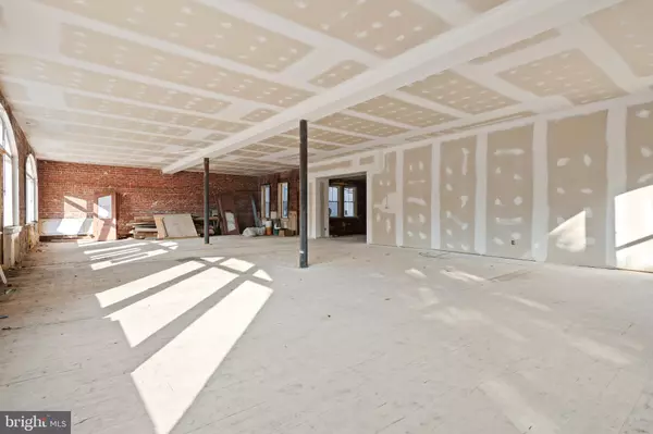 Manheim, PA 17545,55 MARKET SQ