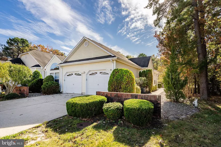 10 HAMPTON RD, Manahawkin, NJ 08050