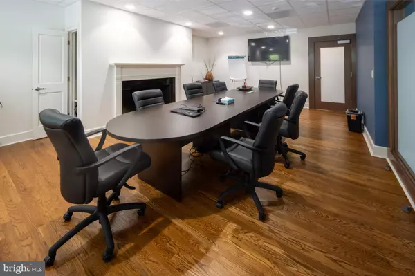 Fairfax, VA 22030,4157 CHAIN BRIDGE RD