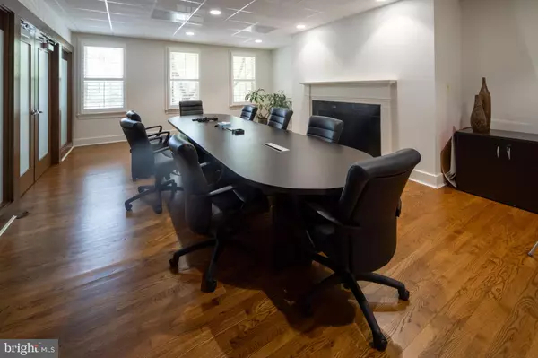 Fairfax, VA 22030,4157 CHAIN BRIDGE RD