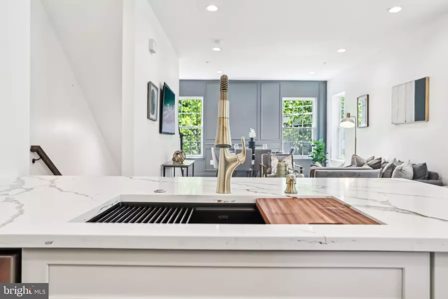 322 56TH ST NE, Washington, DC 20019