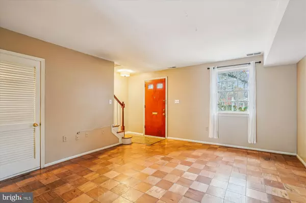 Rockville, MD 20850,880 AZALEA DR #22-880