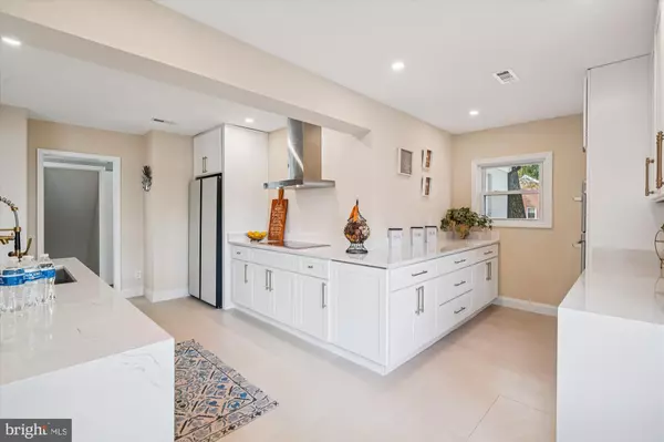 Lanham, MD 20706,7110 RIVERDALE RD