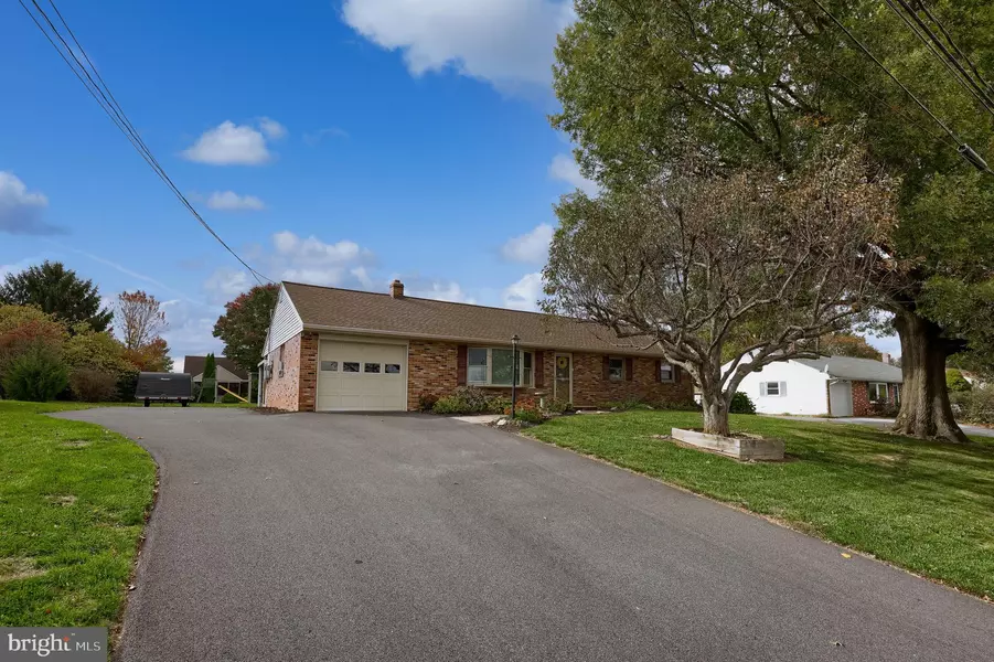 810 SNYDER HILL RD, Lititz, PA 17543